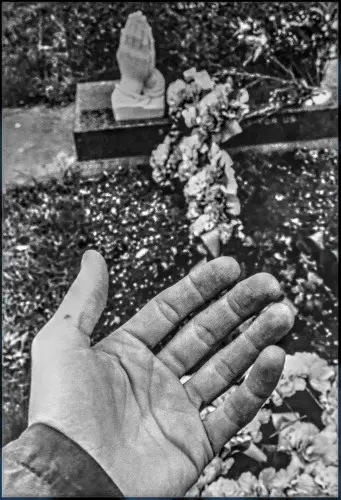 Cimetière et Ma Main Ouverte