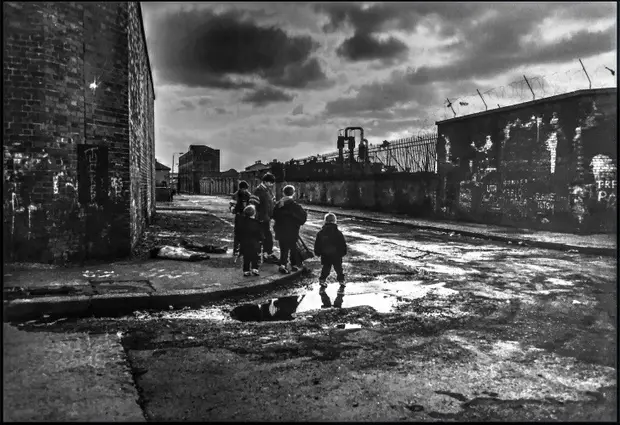 Rue Vide Enfants Reflets Eau